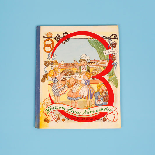 Hinterm Hause Nummer Drei (Behind House Number Three–German)