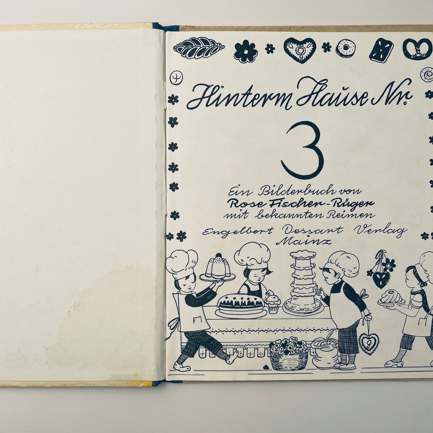 Hinterm Hause Nummer Drei (Behind House Number Three–German)