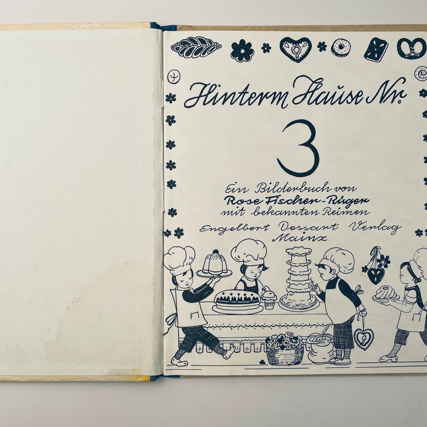 Hinterm Hause Nummer Drei (Behind House Number Three–German)