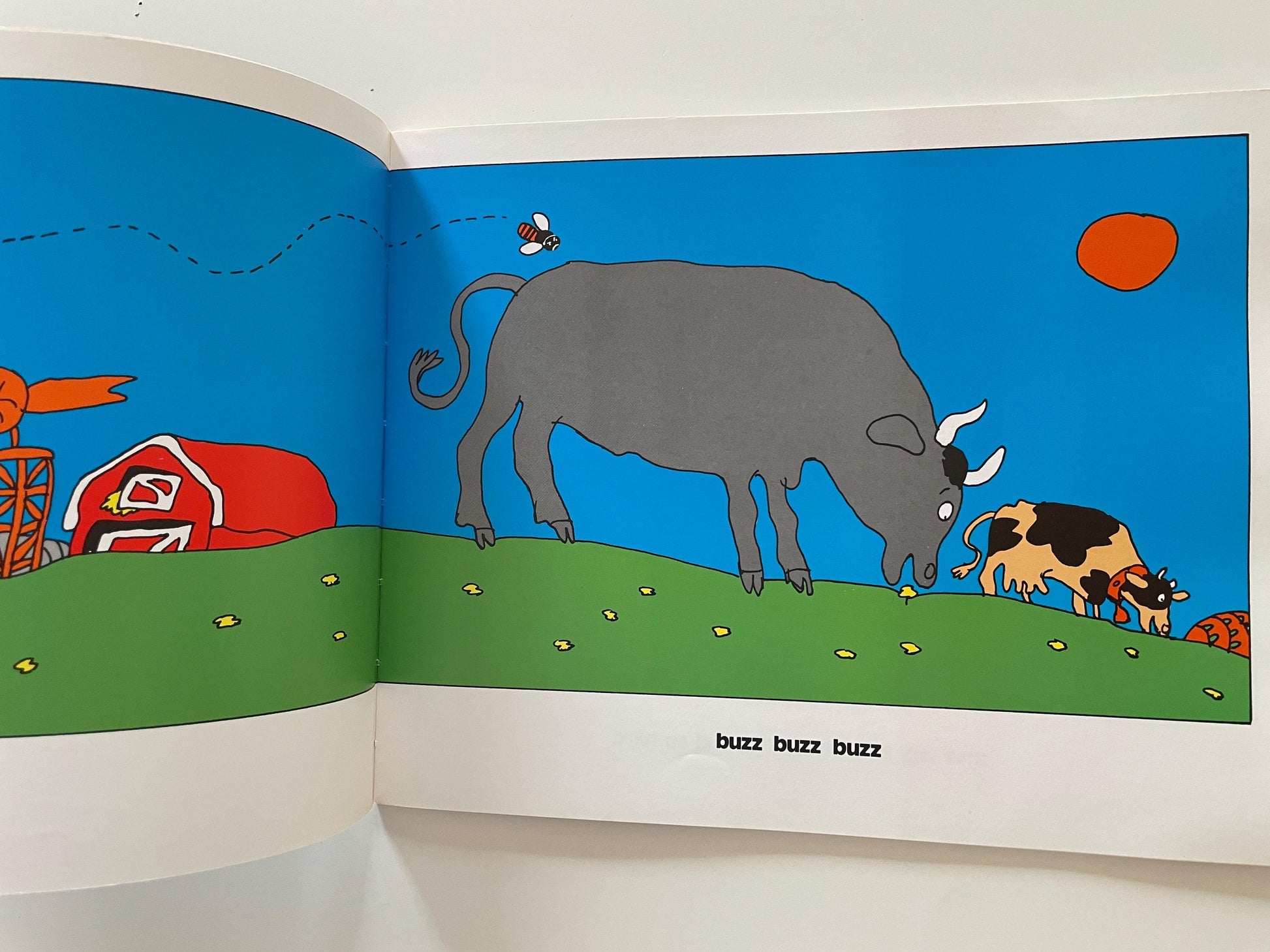 Buzz Buzz Buzz by Byron Barton