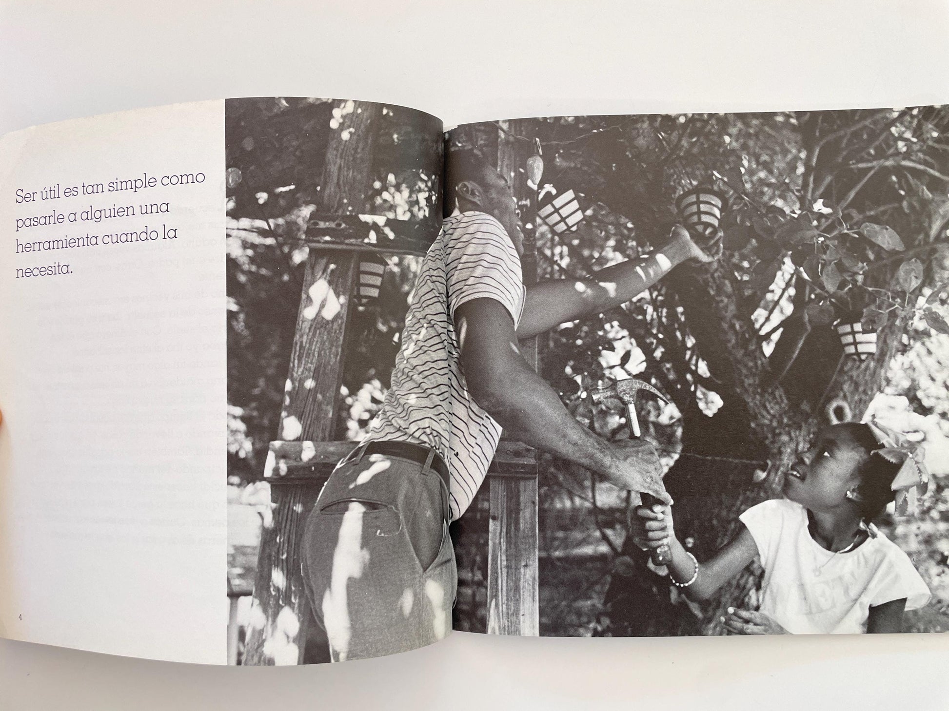 Spanish copy of Helping Out; Ser Útil by George Ancona