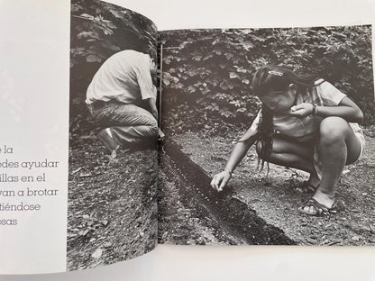 Spanish copy of Helping Out; Ser Útil by George Ancona