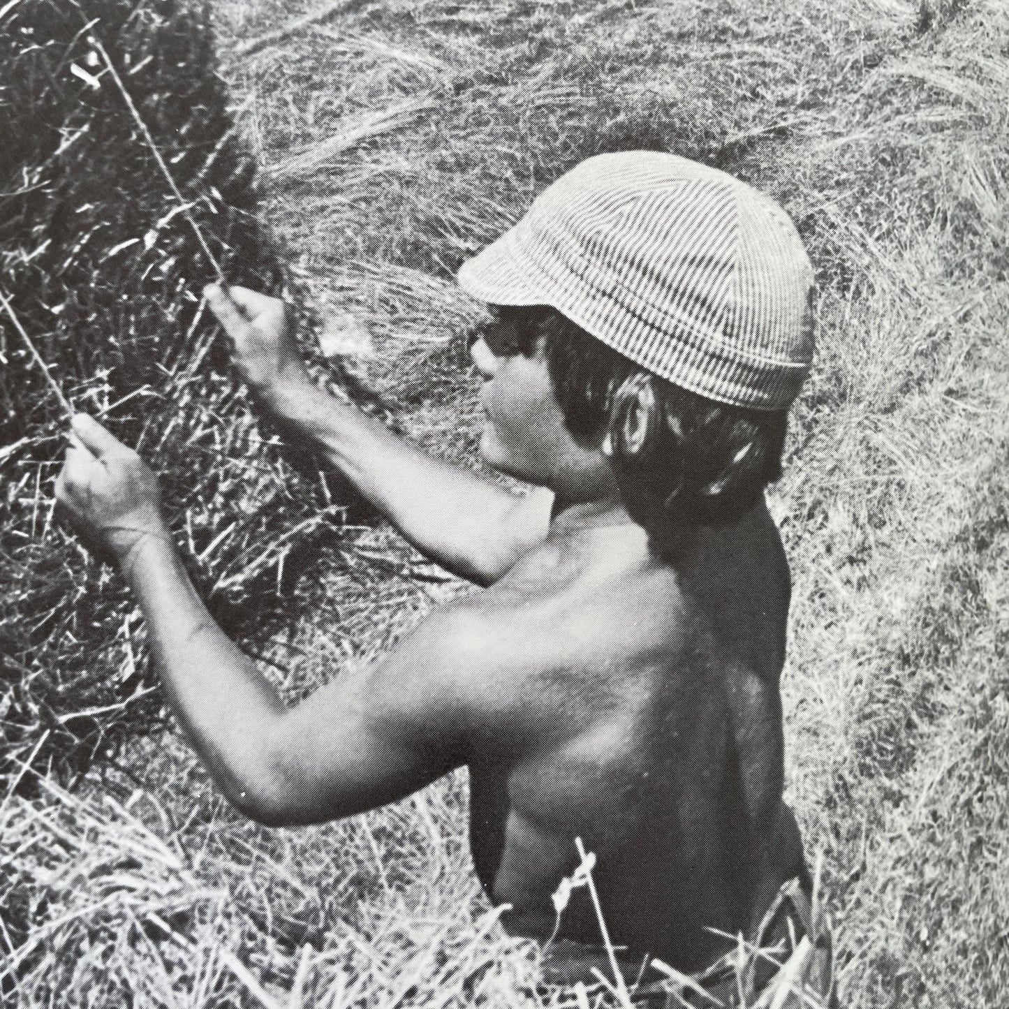 Spanish copy of Helping Out; Ser Útil by George Ancona