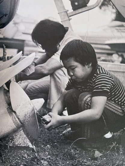 Spanish copy of Helping Out; Ser Útil by George Ancona