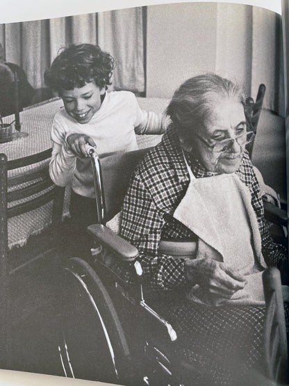 Spanish copy of Helping Out; Ser Útil by George Ancona